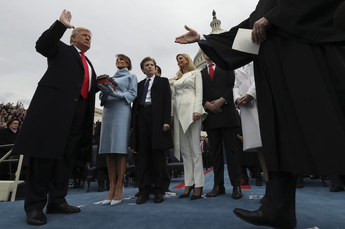 Presidentti Donal Trump vanoo virkavalan virkaanastujaisseremoniassaan Washingtonissa tammikuussa 2017.