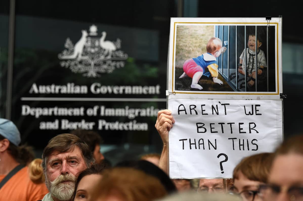 Australialaisia osoittamassa mieltään turvapaikanhakijoiden puolesta maahanmuuttoviraston ulkopuolella Brisbanessa, Australiassa 5. helmikuuta 2016