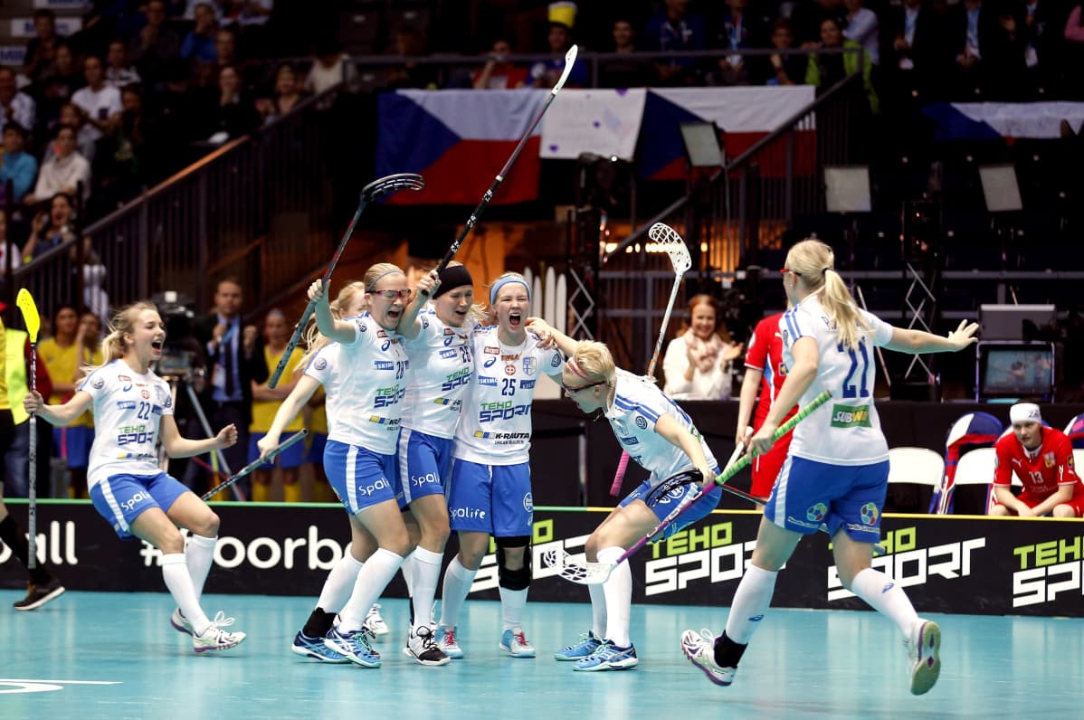 Suomi juhlii salibandymaalia