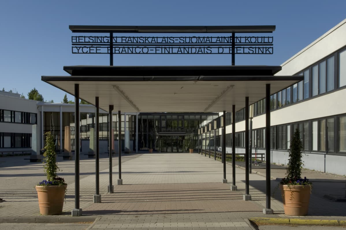 Näkymä Helsingin ranskalais-suomalaisen koulun pihalta pääsisäänkäynnille.
