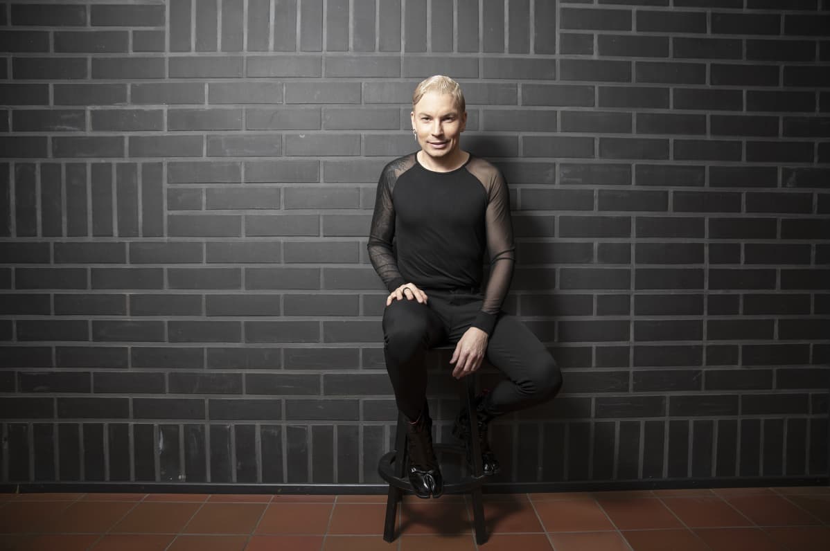 Antti Tuisku poseeraa