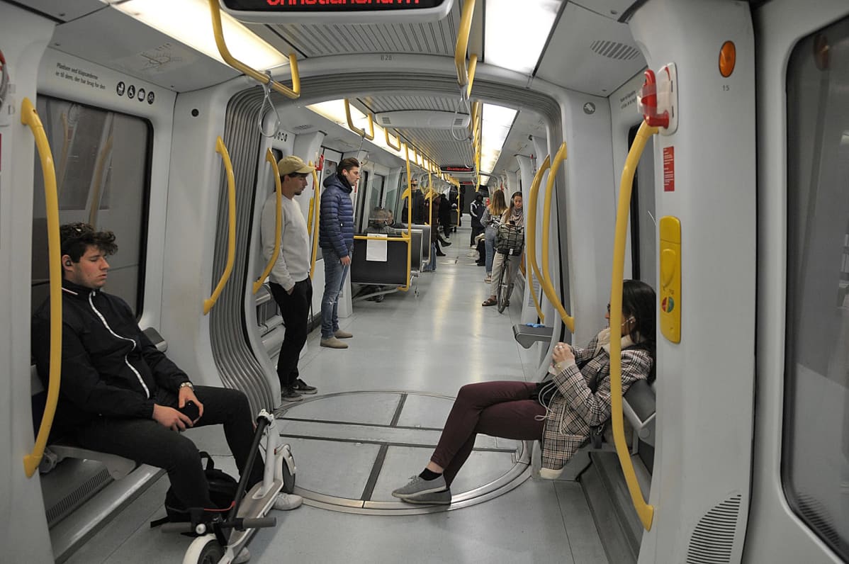 Ihmisiä metrossa,