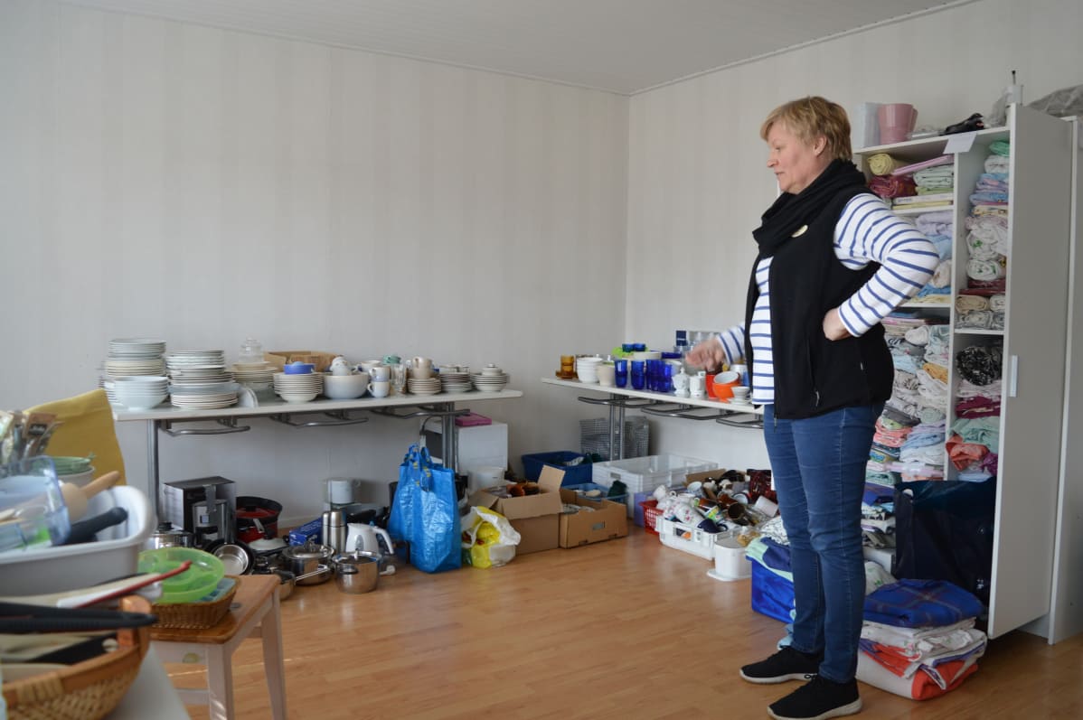 Tiina Autio Kälviän seurakunnasta lahjoitustavaran keskellä.