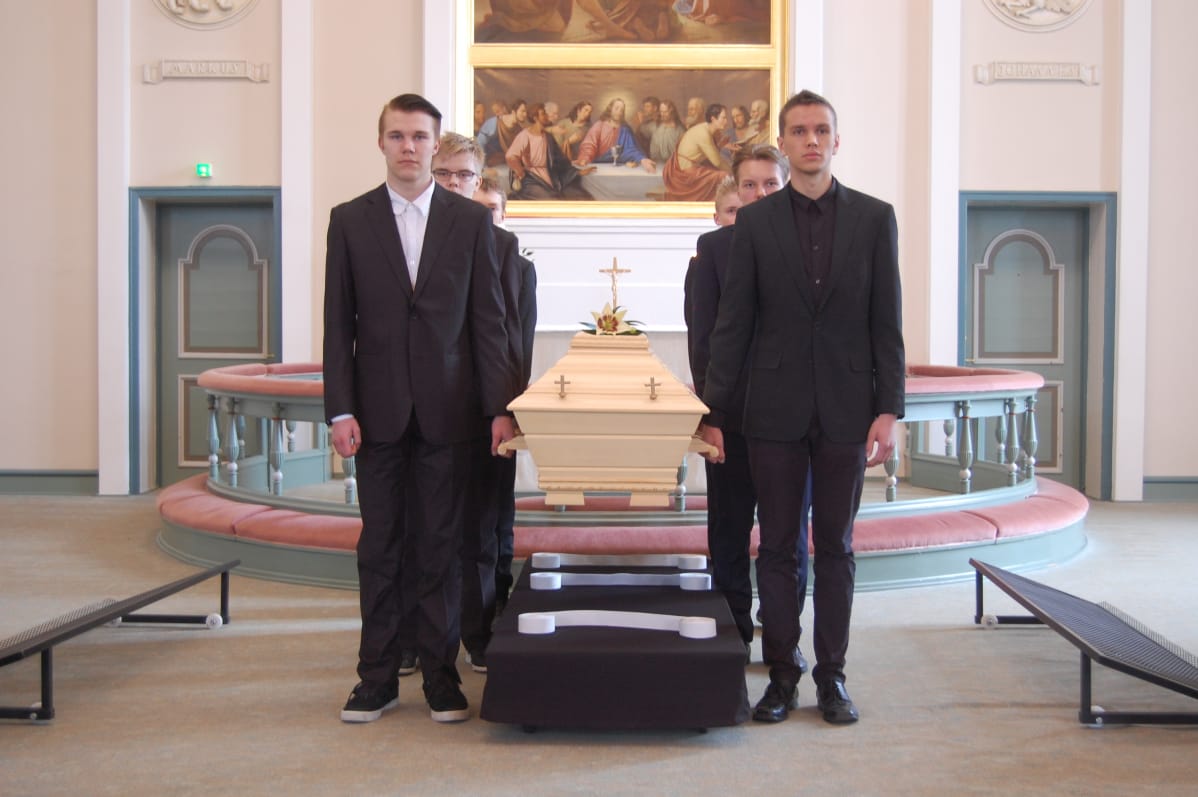 Jämsän nuoret arkunkantajat Kuvassa Milo Inkiläinen ja Patrik Leander etummaisina kantajina, taaempana Kimi Lahti, Lauri Kivinen, Mika Happonen ja Eeli Lampinen