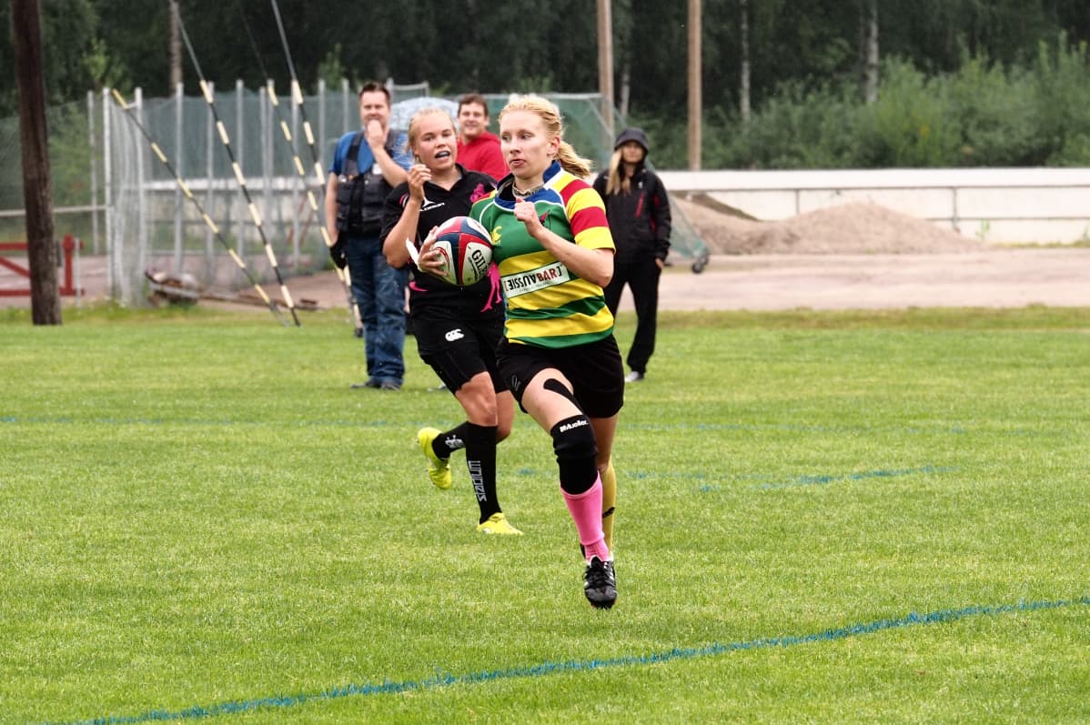 Eve Sapattinen Jyväskylä Rugby Clubin pelissä.