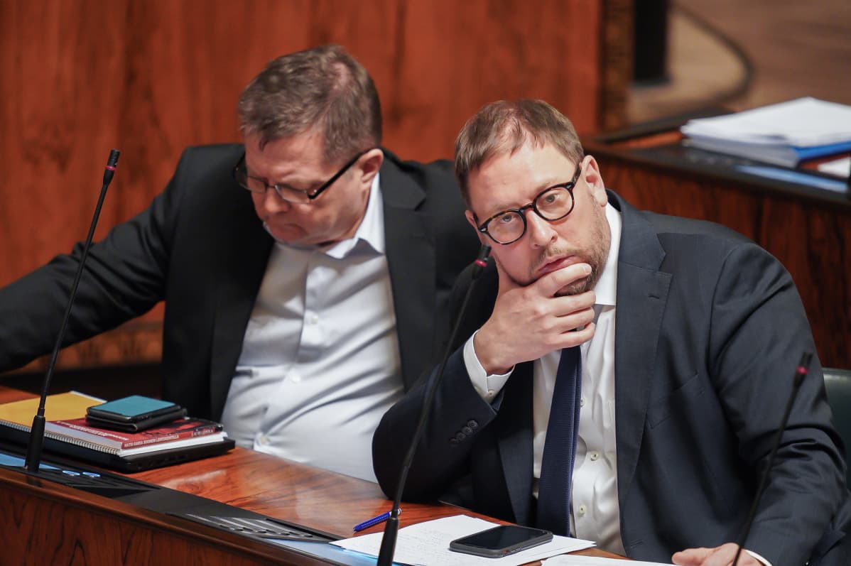 Paavo Arhinmäki ja Markus Mustajärvi eduskunnassa 5.3.2020