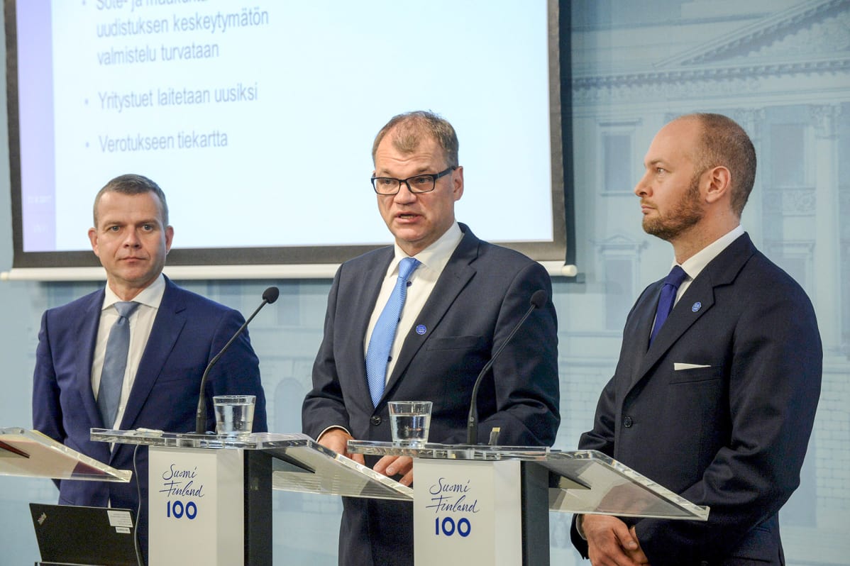 Valtiovarainministeri Petteri Orpo, pääministeri Juha Sipilä ja eurooppa-, kulttuuri- ja urheiluministeri Sampo Terho hallituksen kaksipäiväisen budjettiriihen päätösinfossa valtioneuvoston linnassa Helsingissä 31. elokuuta 2017.