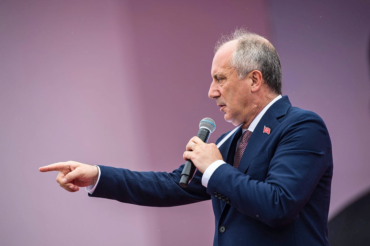 Muharrem Ince pitämässä puhettaan ennen vaalipäivää 23. kesäkuuta.