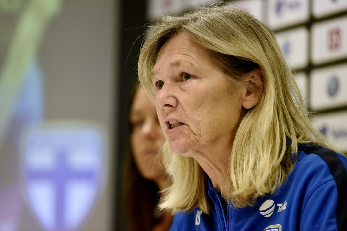 Naisten jalkapallomaajoukkueen päävalmentaja Anna Signeul.