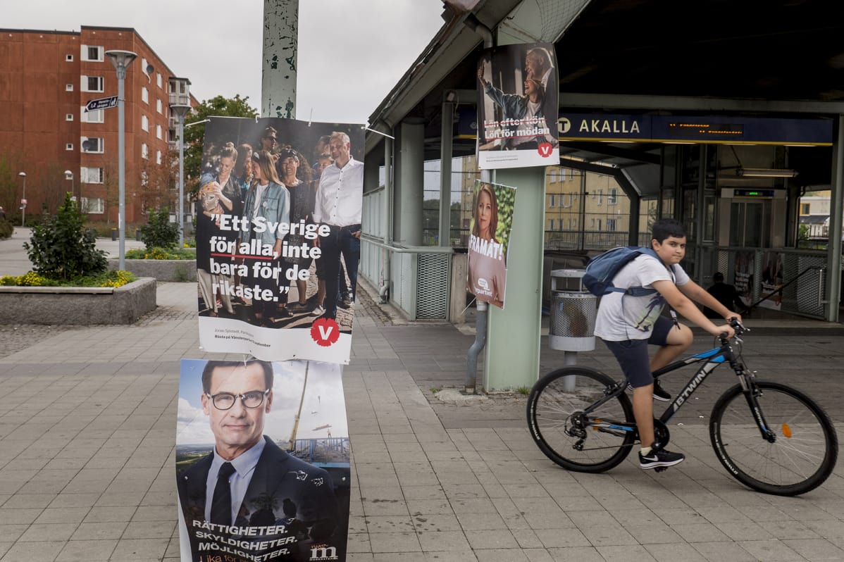 Kampanjajulisteita katukuvassa.