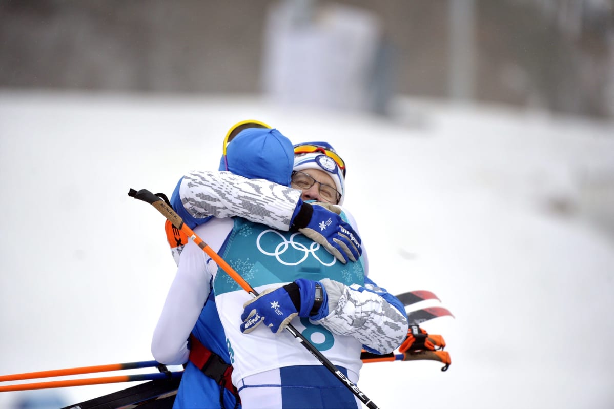Olli Ohtonen halaa Iivo Niskasta Pyeongchangin olympiavoiton jälkeen.