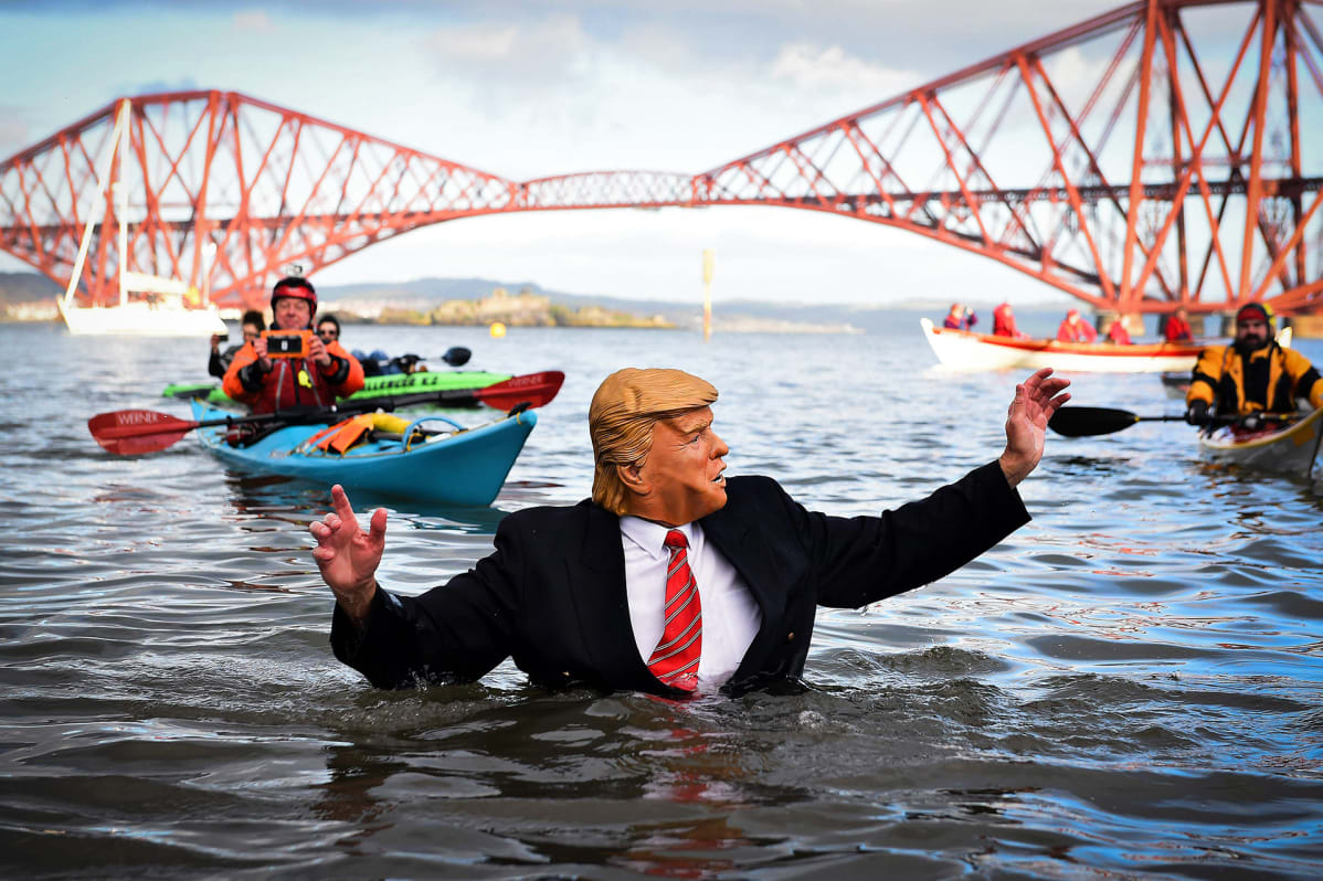 Donald Trumpiksi pukeutunut henkilö osallistui uudenvuodenpäivän uinnille Edinburghissa.