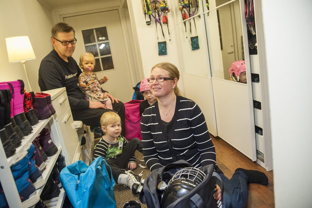 Perhe sovittaa varusteita.