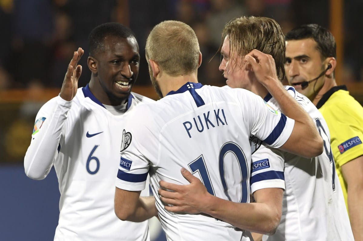 Glen Kamara, Teemu Pukki ja Fredrik Jensen juhlivat
