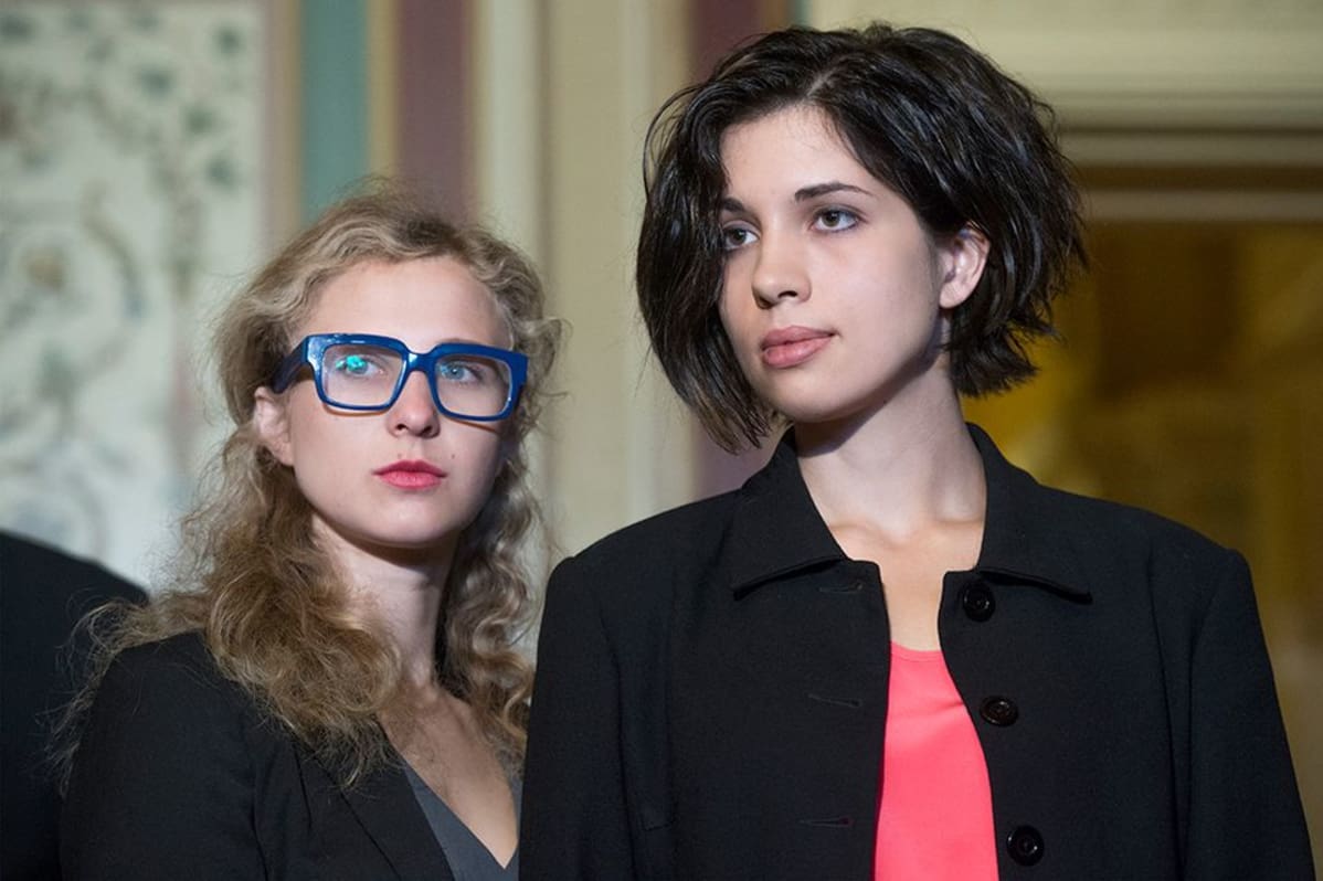 Pussy Riotin jäsenet Maria Aljohina (vasemmalla) ja Nadežda Tolokonnikova vierailulla Washingtonissa 6. toukokuuta 2014.