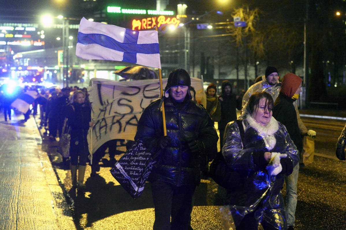 Itsenäinen Suomi -kulkue marssi Helsingin Kansalaistorilta Töölöntorille