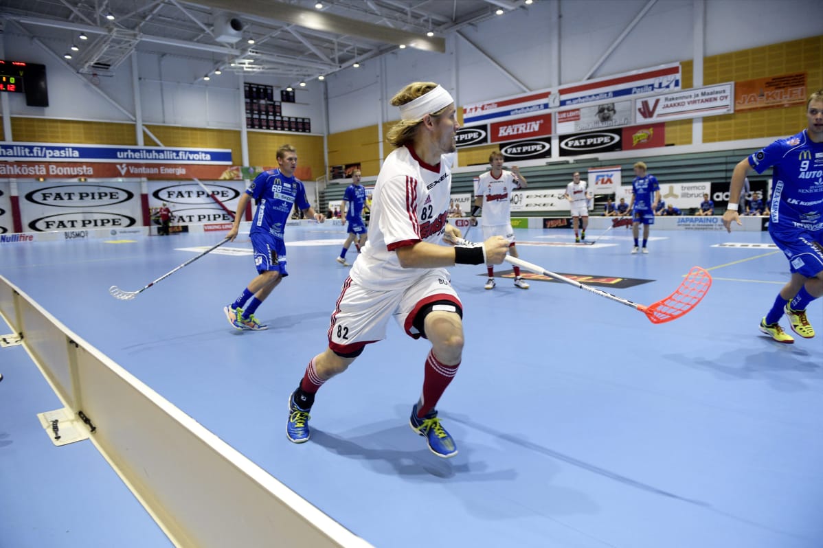 Mikael Järvi kirmaa kaukalossa