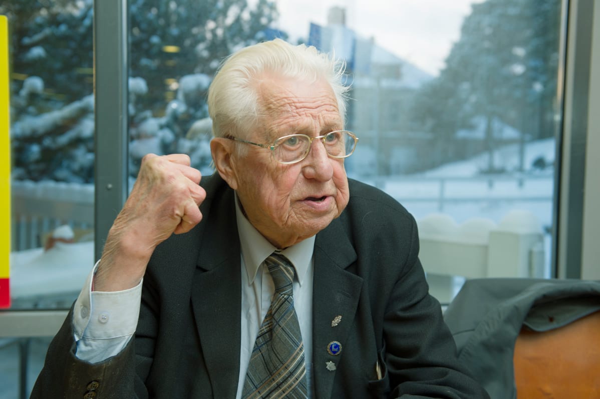 Jorma Tolvanen kahvilassa.