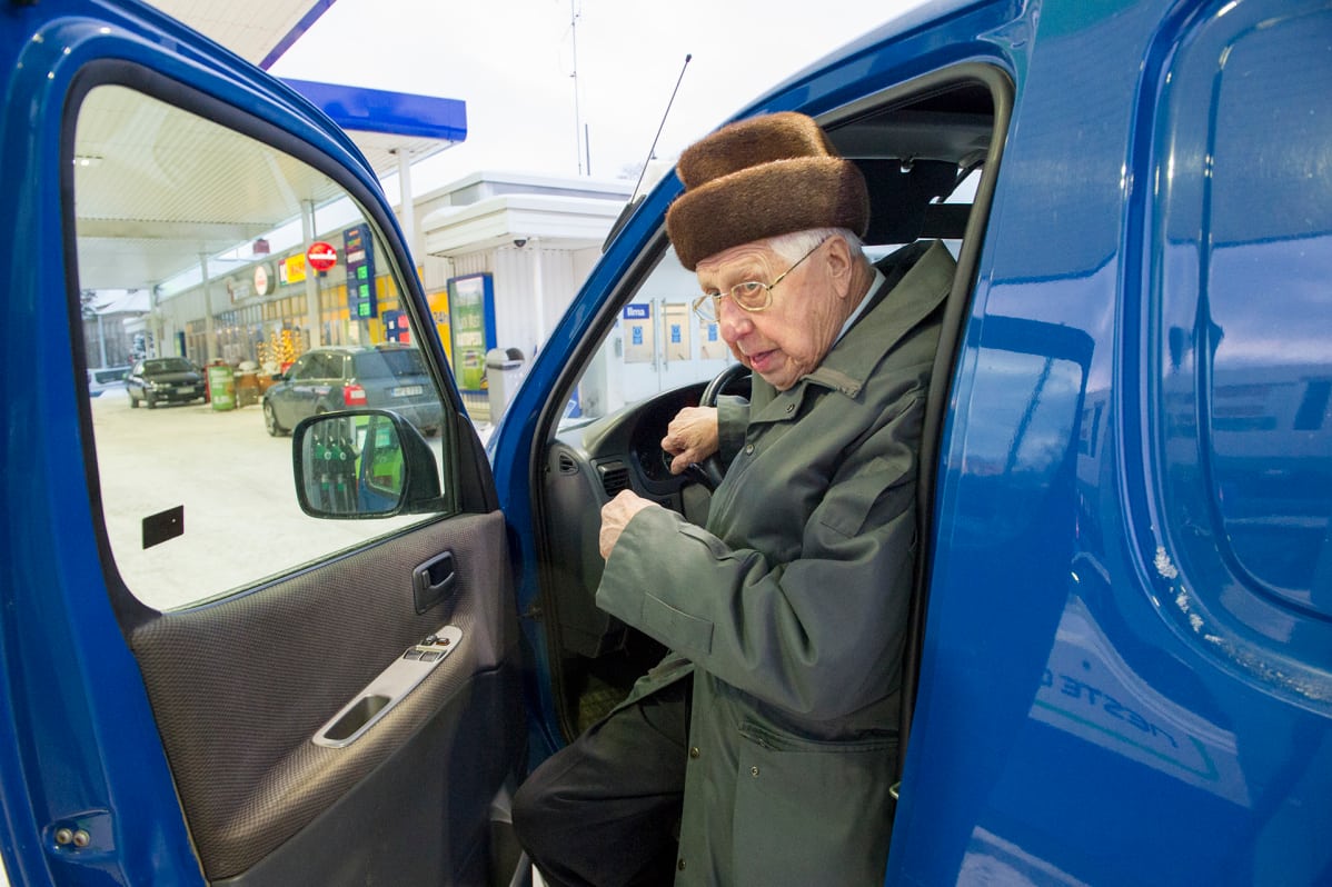 Jorma Tolvanen nousee autosta.