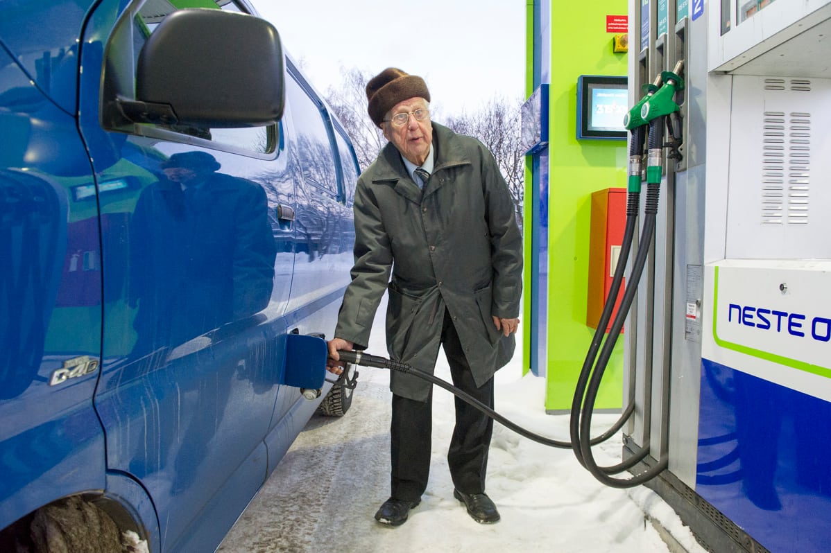 Jorma Tolvanen tankkaamassa autoa.