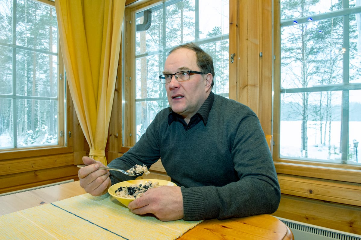 Rauno Hännikäinen puuroaterialla.