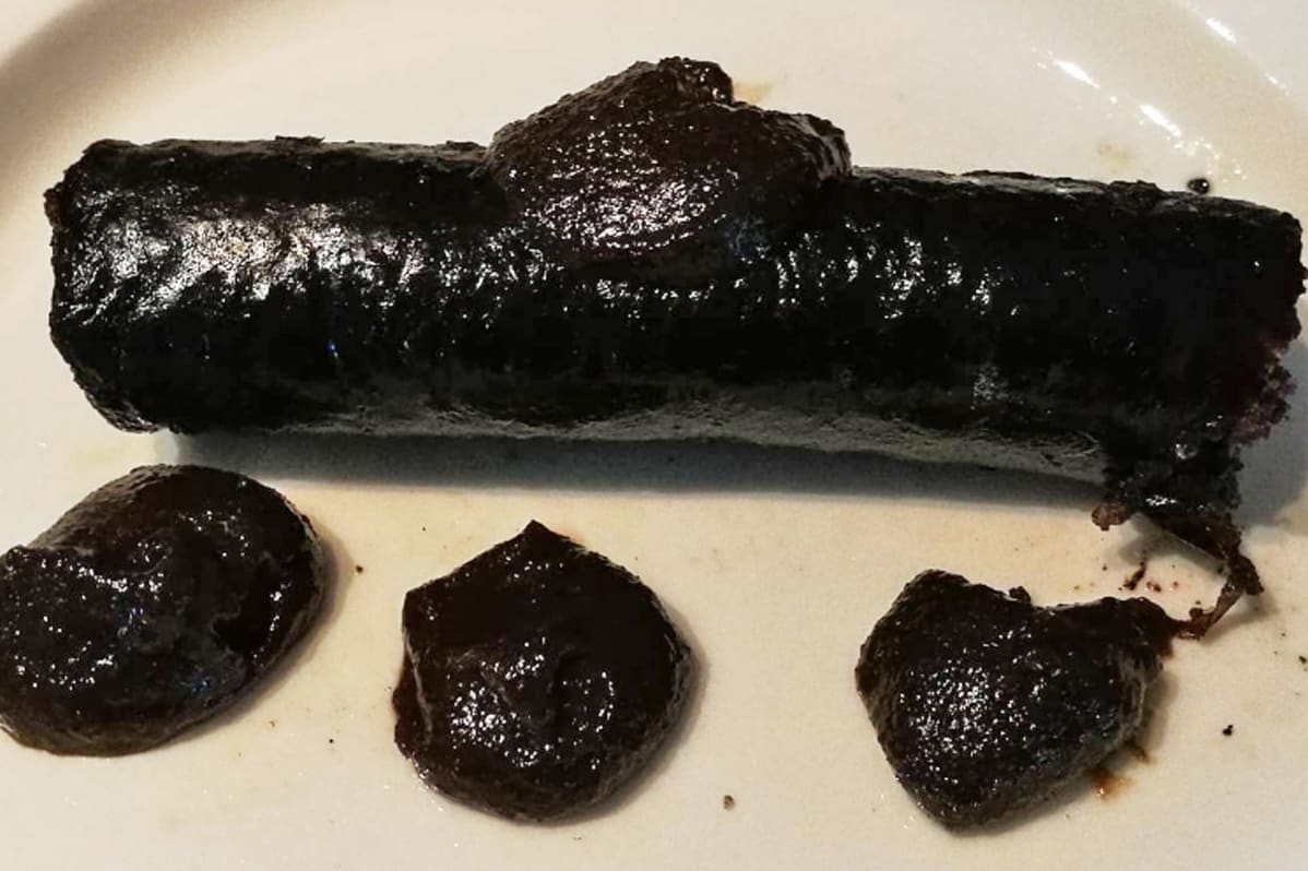 Mustaamakkaraa ja mämmiä.