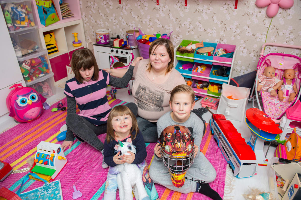 Liminkalainen Tiina Lukinmaa ja Noora, 14, Joona, 9 sekä Kiira, 3.
