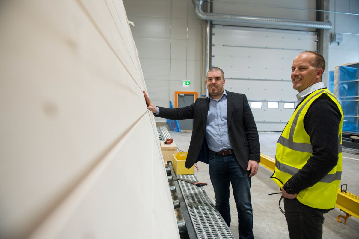 Siklan toimitusjohtaja Janne Nieminen (vasemmalla) ja tehtaanjohtaja Juha Kurtti.
