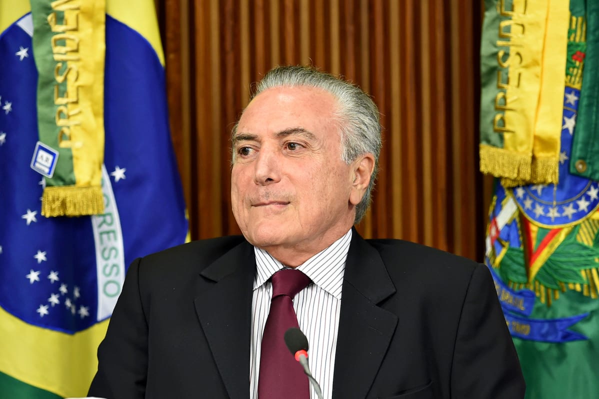 Brasilian presidentti Michel Temer on mietteliään näköinen.