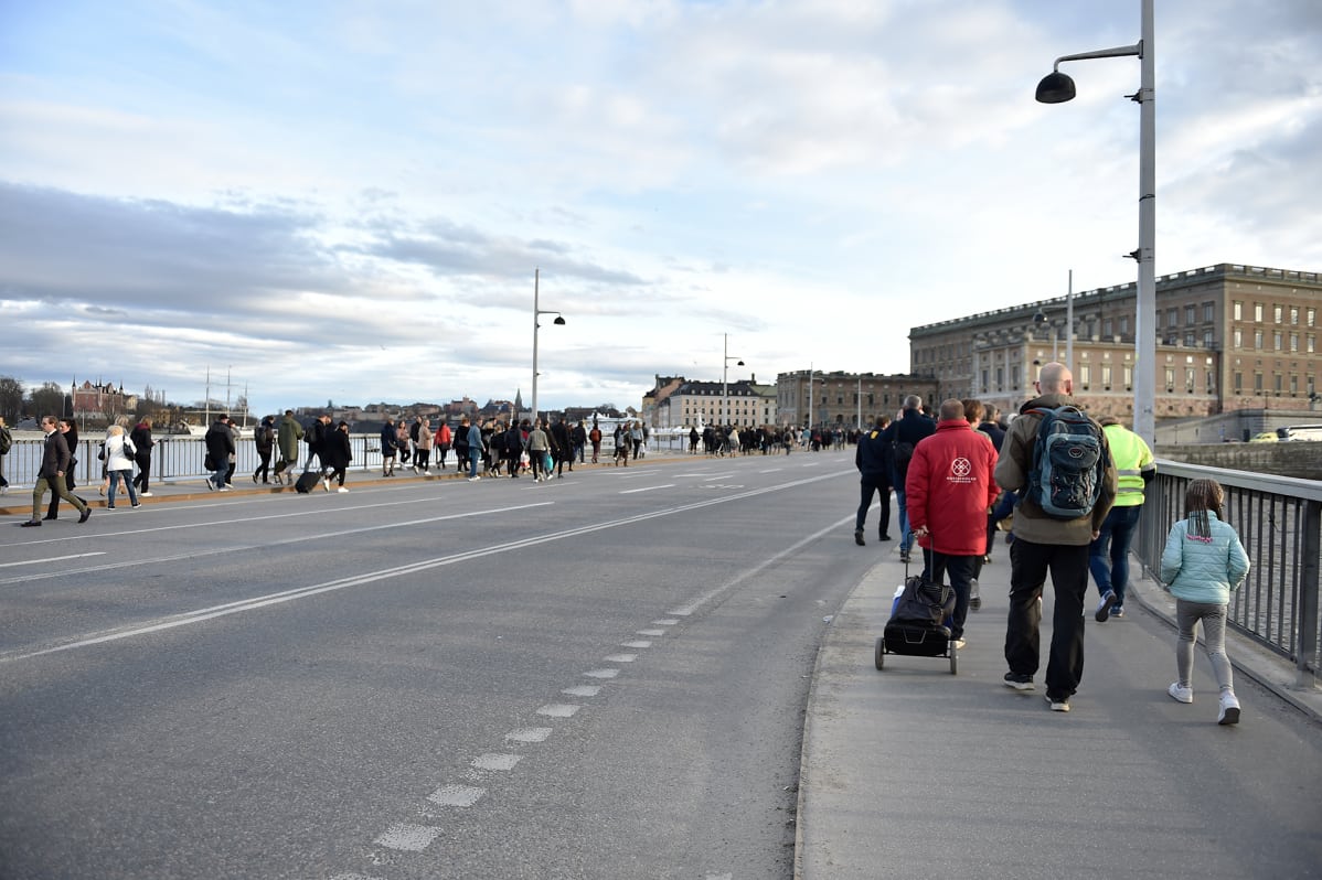 Ihmiset liikkuvat kävellen Tukholmassa joukkoliikenteen sulkeuduttua 7. huhtikuuta.