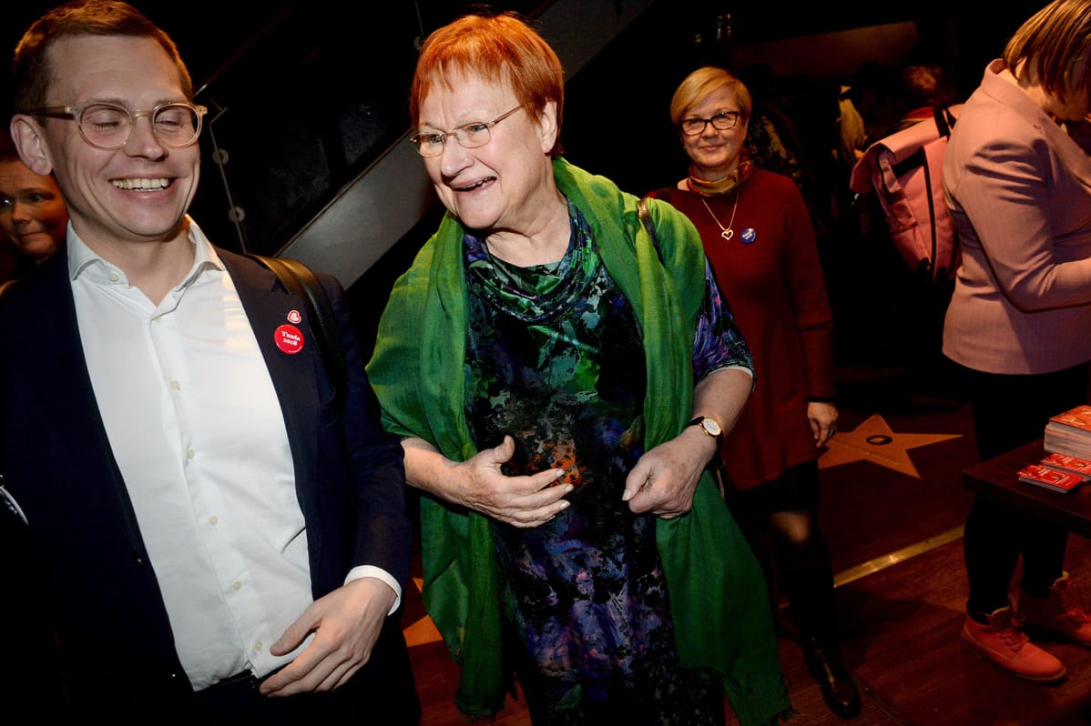 Presidentti Tarja Halonen SDP:n presidenttiehdokas Tuula Haataisen presidentivaalikampanjan avauksessa Helsingissä maanantaina 4. joulukuuta.