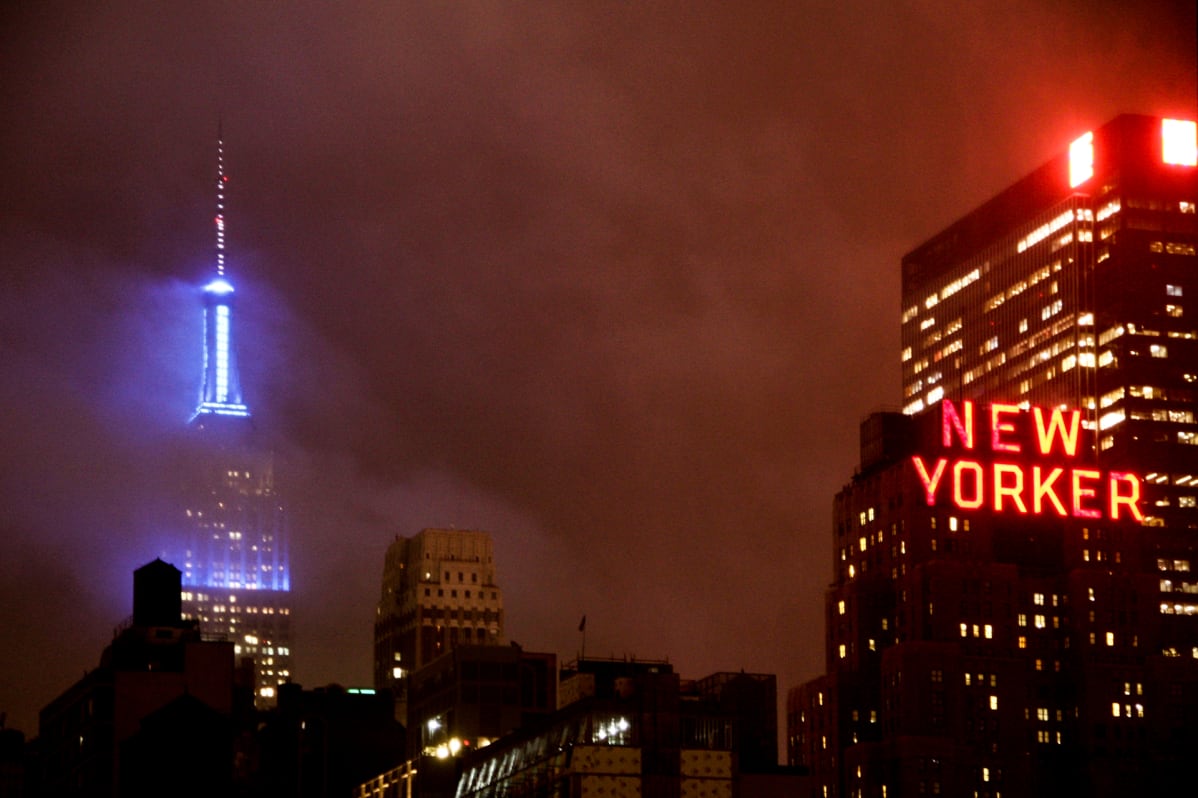 Empire State building valaistuna satavuotiaan Suomen kunniaksi.