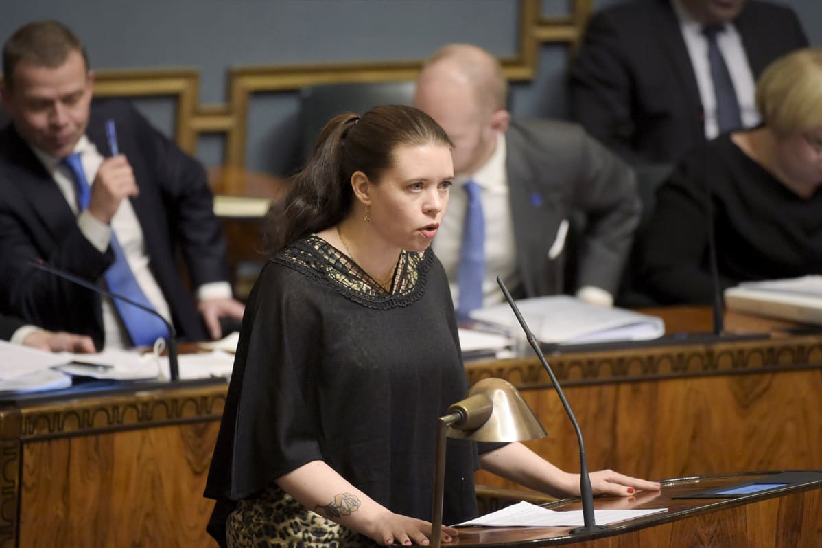 Vasemmistoliiton kansanedustaja Anna Kontula eduskunnan täysistunnossa 7. joulukuuta.