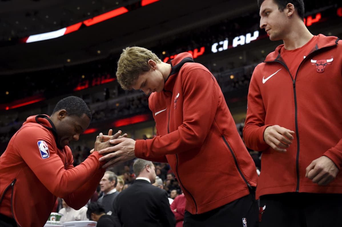 Chicagon Kay Felder (vas), Lauri Markkanen ja Paul Zipser NBA:n koripallo-ottelussa Chicago Bulls vs Utah Jazz Bullsin kotiareenalla United Centerillä Chicagossa 13. joulukuuta 2017.