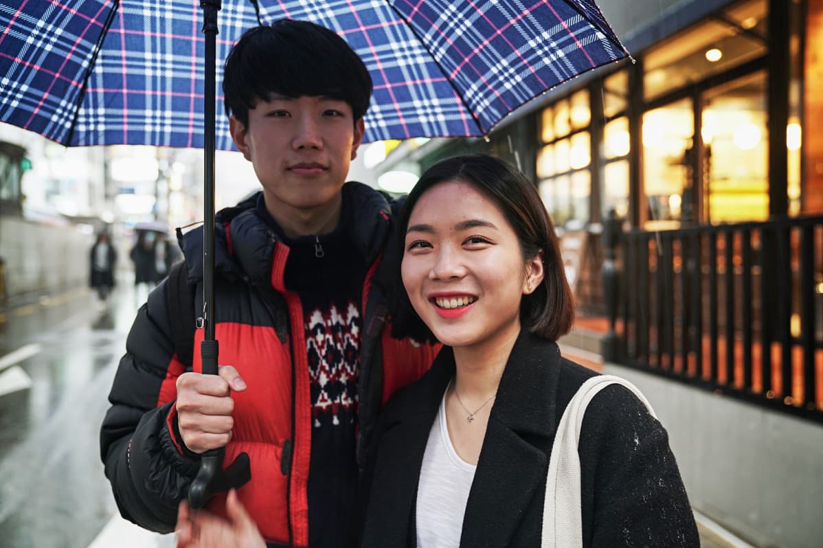 Hyun Sun Kang ja Jang Woog Kim käyvät molemmat yliopistoa. Kimin mielestä myös miehillä on paineita, koska heidän odotetaan menestyvän taloudellisesti.