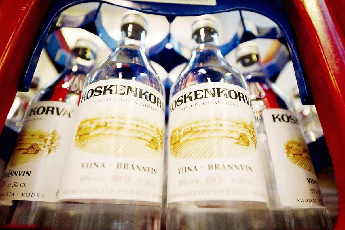 Koskenkorva-pulloja Altian tuotantolaitoksella Rajamäellä.