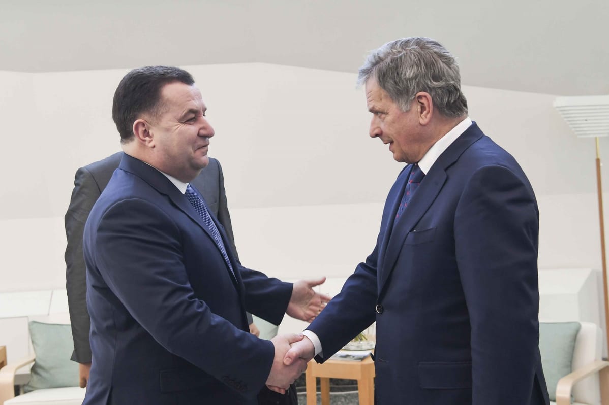 Ukrainan puolustusministeri Stepan Poltorak ja presidentti Sauli Niinistö.