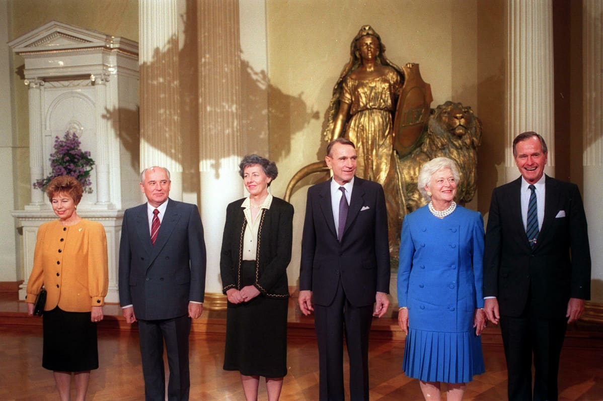 Neuvostoliiton presidentti Mihail Gorbatšov ja rouva Raisa Gorbatšova, presidentti Mauno Koivisto ja rouva Tellervo sekä Yhdysvaltain presidentti George Bush ja rouva Barbara poseeraavat kuvaajille ennen lounasta Presidentinlinnassa 9. syyskuuta 1990.