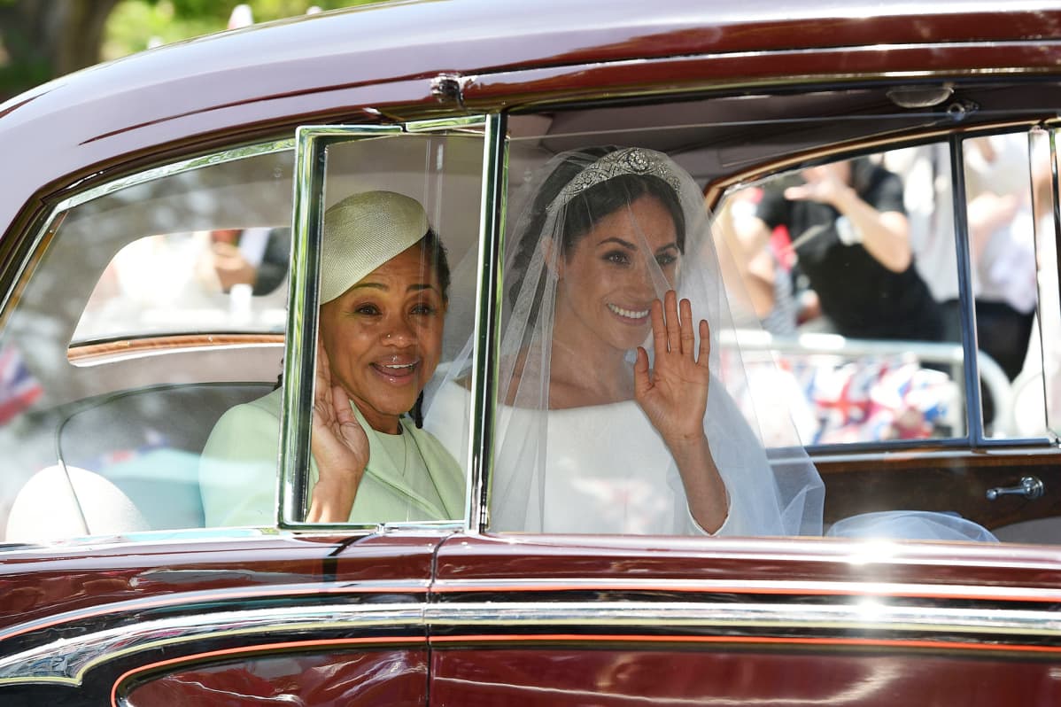 Morsian Meghan Markle ja hänen äitinsä Doria Ragland saapuvat.
