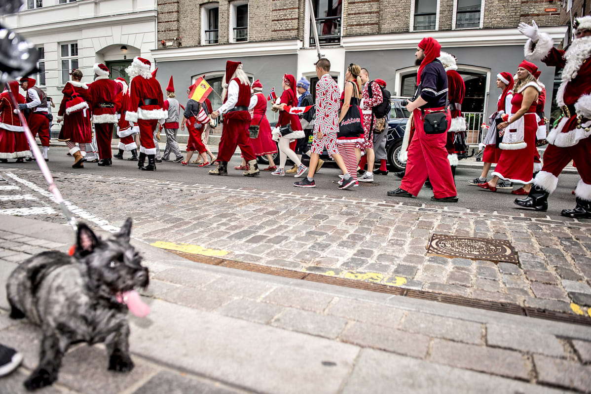 Joulupukkikulkue Kööpenhaminan kadulla maanantaina 23. heinäkuuta.