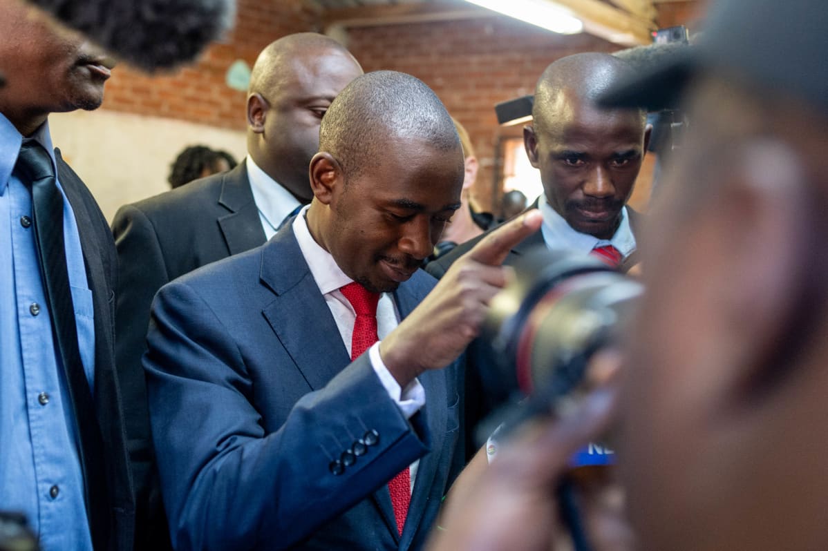 Nelson Chamisa kävi antamassa oman äänensä hararelaisessa peruskoulussa.