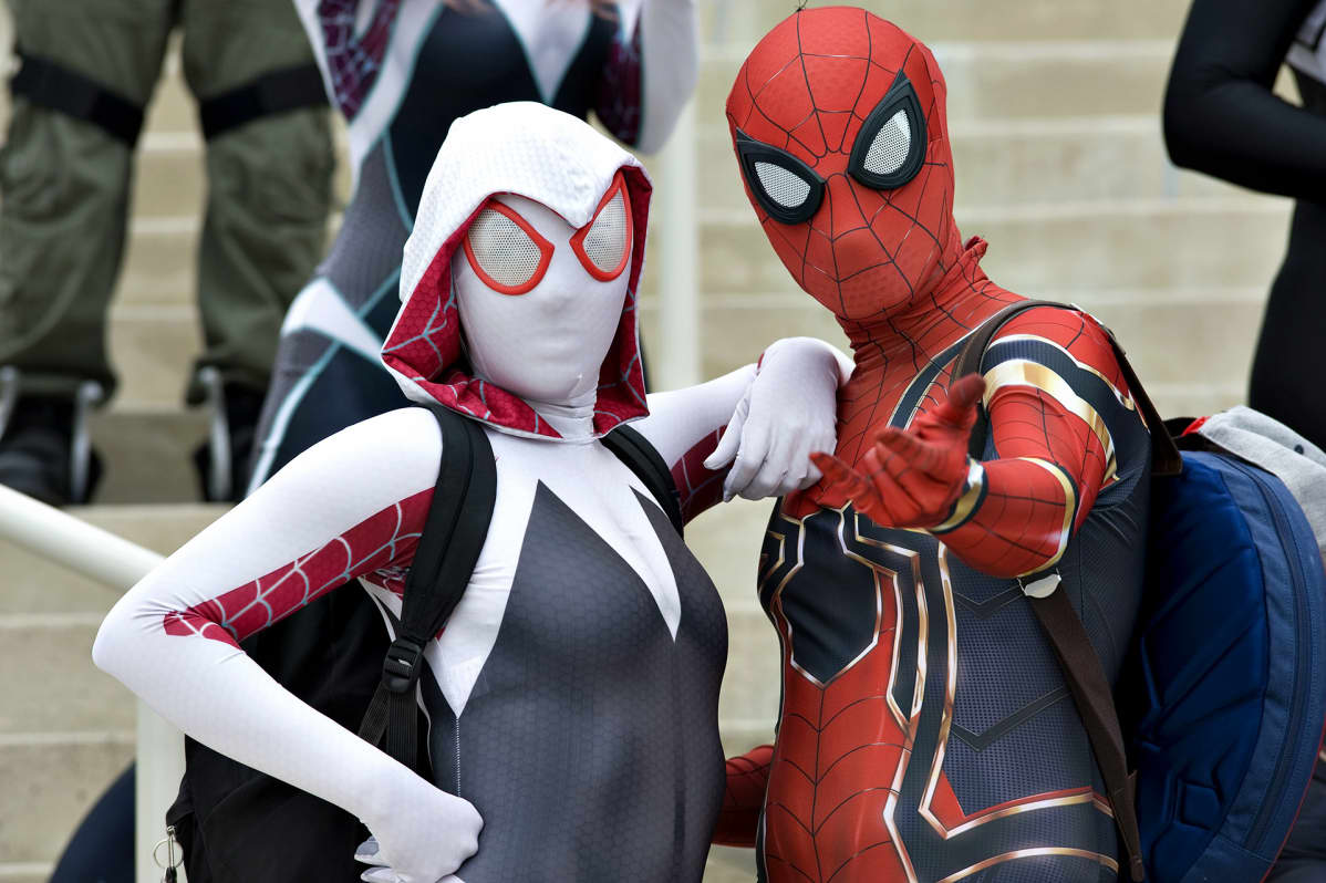 Ihmiset ovat pukeutuvat Marvel Comicsin hahmoihin.
