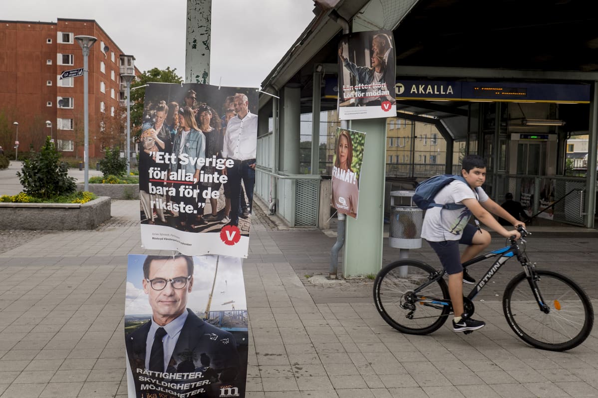 Kampanjajulisteita katukuvassa.
