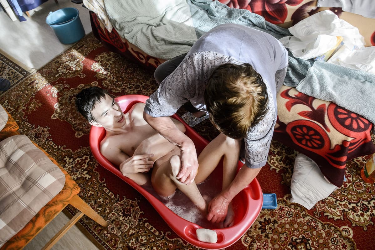 Ottone Gal kylvettää 34-vuotiasta poikaansa muovisaavissa kodissaan Salgotarjanissa Unkarissa.