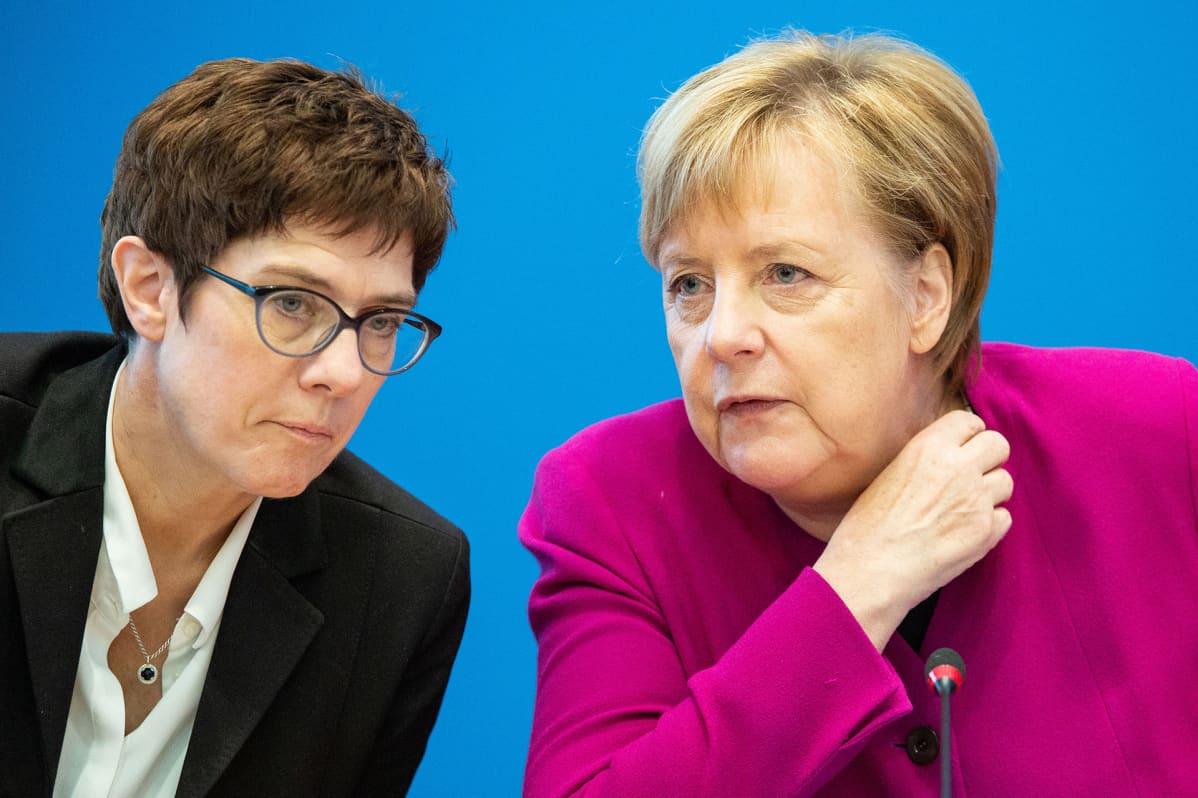 Annegret Kramp-Karrenbauer ja Angela Merkel.
