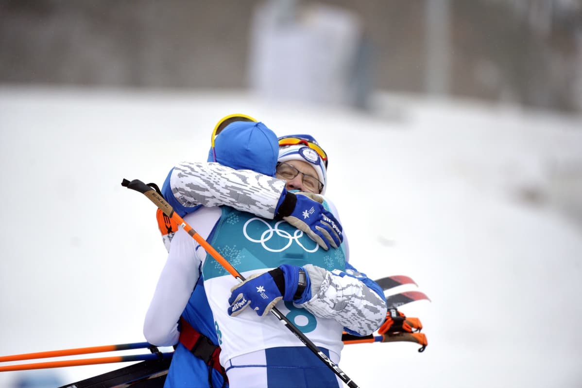 Olli Ohtonen halaa Iivo Niskasta Pyeongchangin olympiavoiton jälkeen.