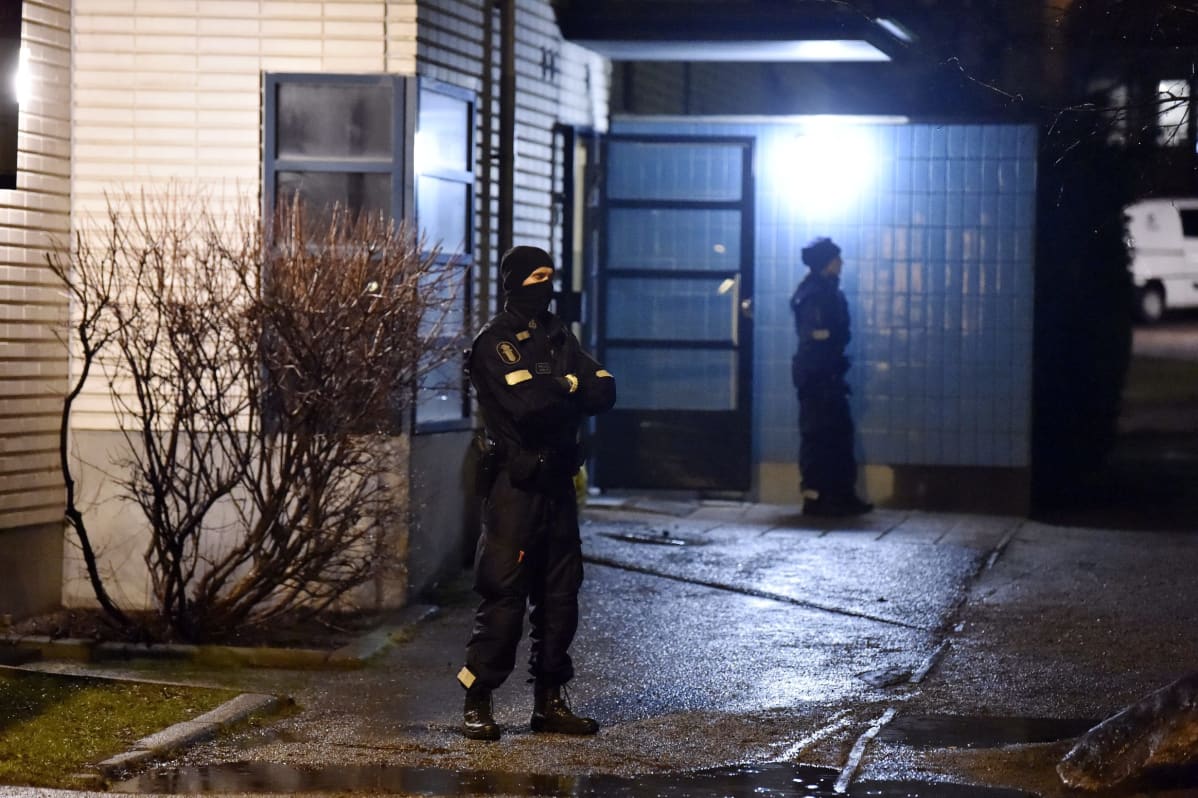 Poliiseja palopaikalla - Helsingin poliisin mukaan Käpylässä Käpyläntien ja Koskelantien risteyksen lähellä syttyi maanantai-iltana 10. joulukuuta 2018 räjähdysmäinen tulipalo, johon liittyen poliisilla on operaatio meneillään.