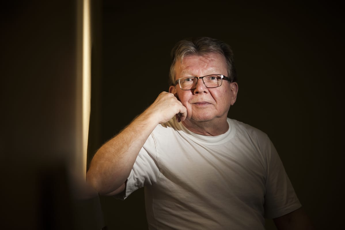 Hannu Levaniemi istuu penkillä.