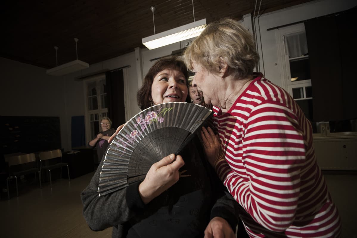 Kaksi naista harrastajateatterin harjoituksissa.