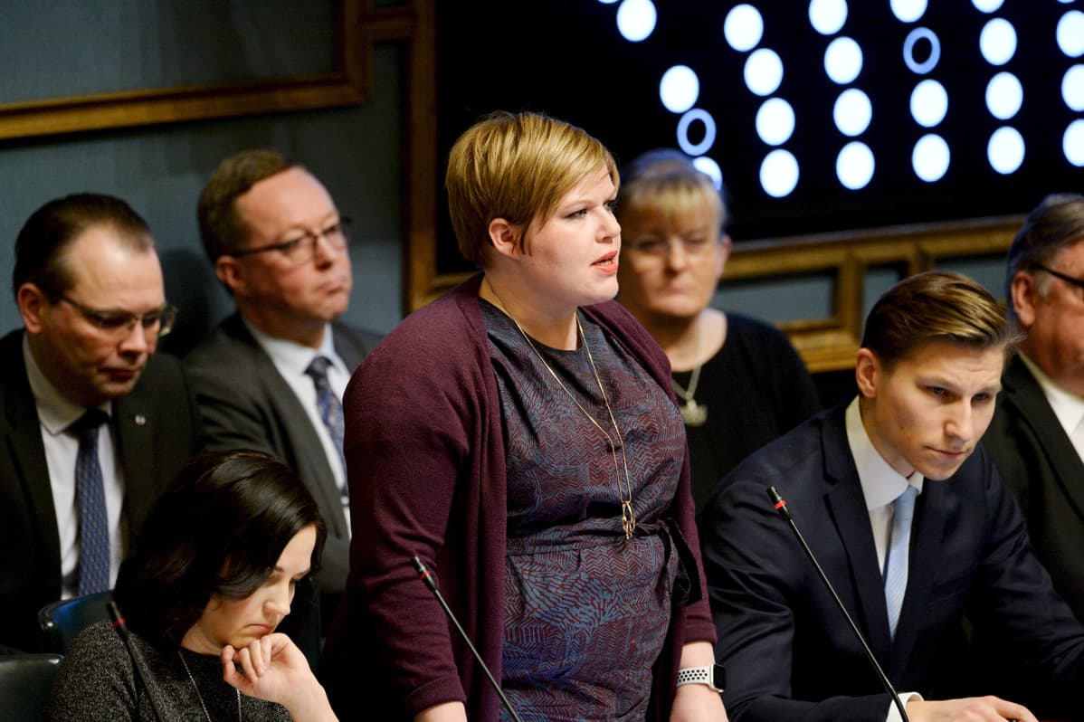 Perhe- ja peruspalveluministeri Annika Saarikko (kesk.)